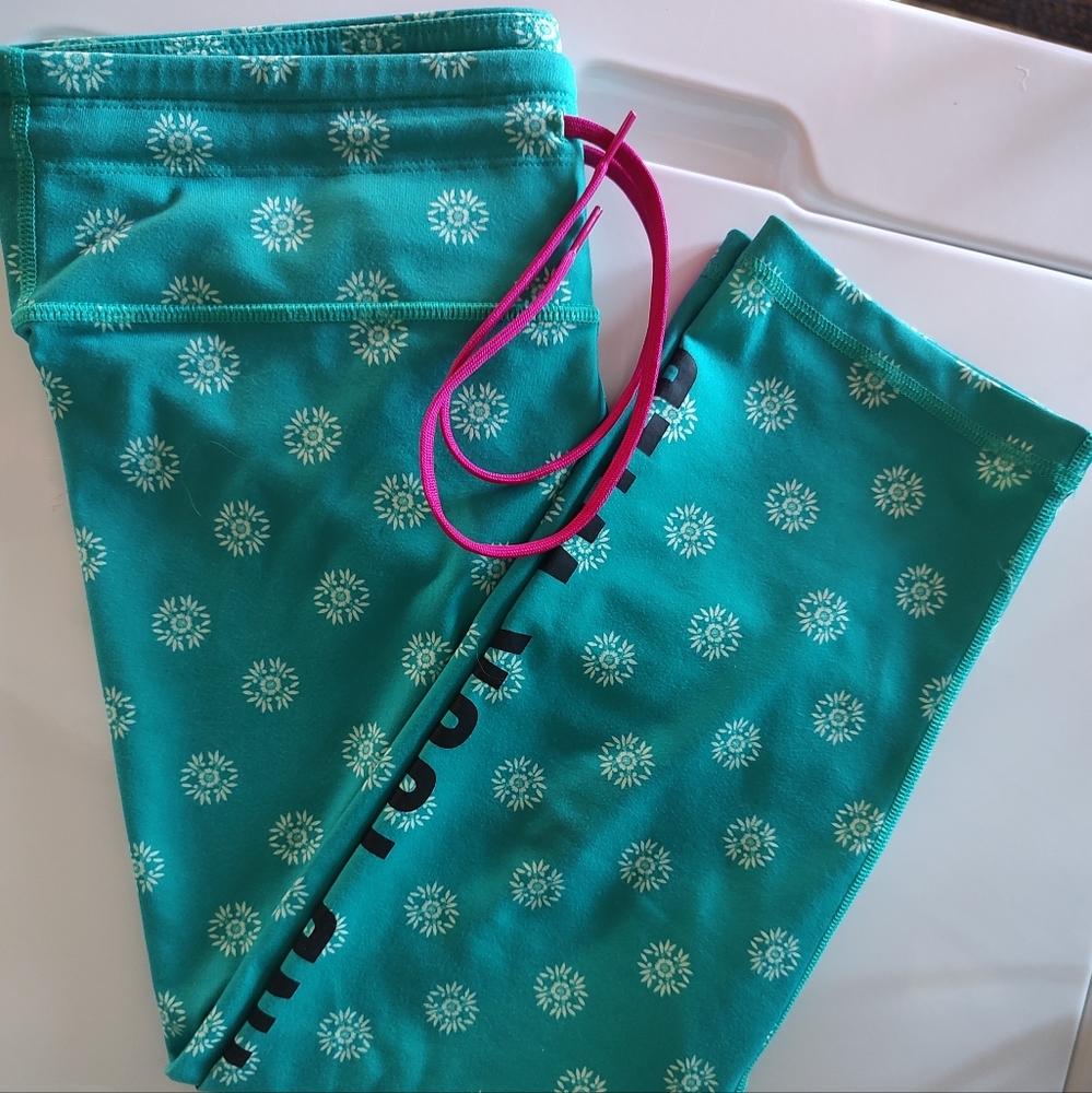 Old Navy Capri pants. New condition. Size large.